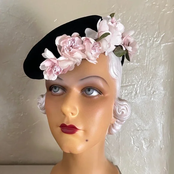 IMPRESSIVE 1930s' BLACK FELT TILT HAT WITH PINK FABRIC FLOWERS/LEAVES - Picture 1 of 10